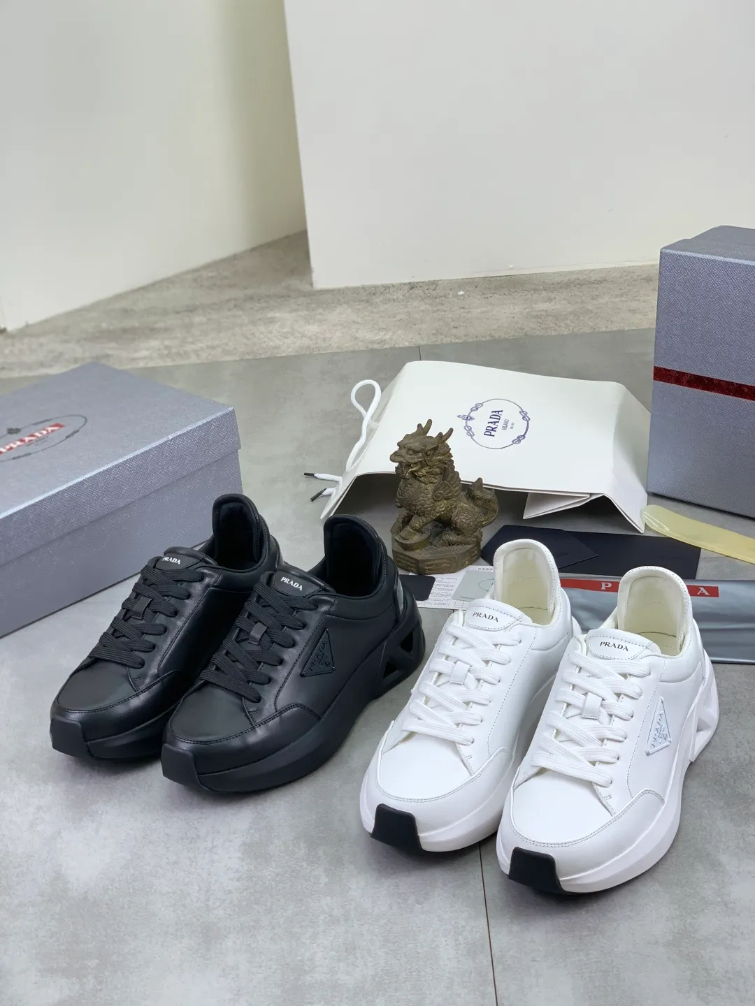 Men's men's shoes 💰P640💰 [New style] popular models are on the official website, 🆘 The trendy brand (Prada) mainly promotes popular models, avant-garde and versatile fashionable men's shoes private version mold opening, cowhide surface splicing 1:1.. Fashionable and simple, original imported cowhide lining cowhide feet; the atmosphere and personality are more fashionable, eye-catching and pursuing class. It will subvert old ideas and be a must-have for fashionistas with you! Must keep it! Tall and comfortable, large and low, high-end quality workmanship. Size: 38-45 Black and white available.